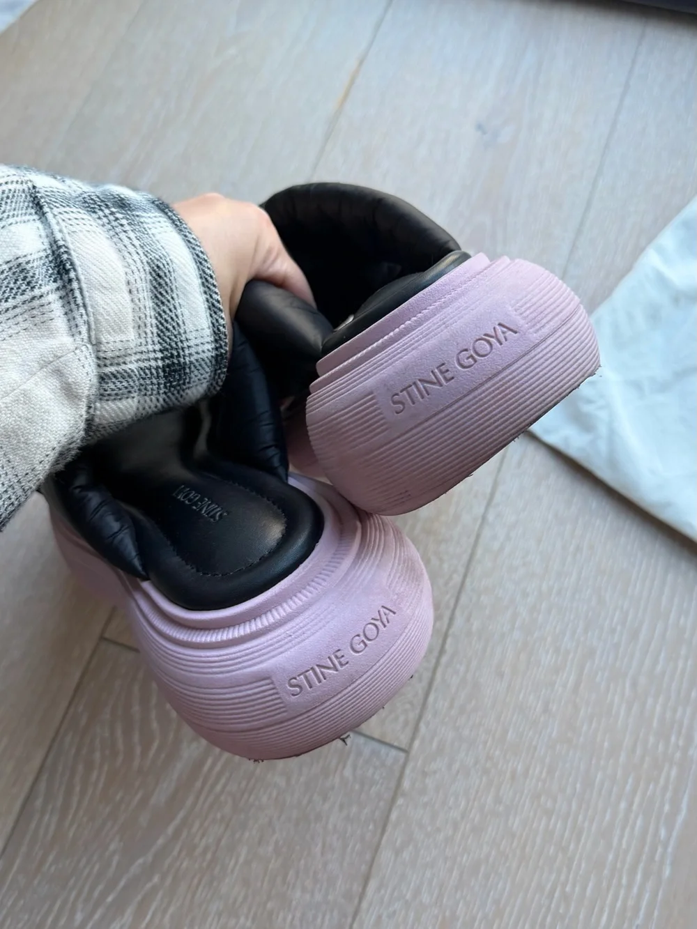 STINE GOYA Black and Light Pink Padded Cross-Strap Slide Sandals